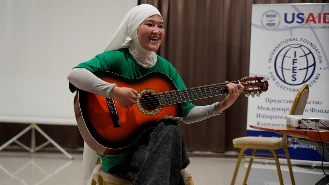 Adelia Kurmanalieva, 18 years old, student at the International University of Central Asia plays guitar